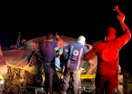 Acidente entre caminhonete e duas carretas deixa homem ferido na BR 463