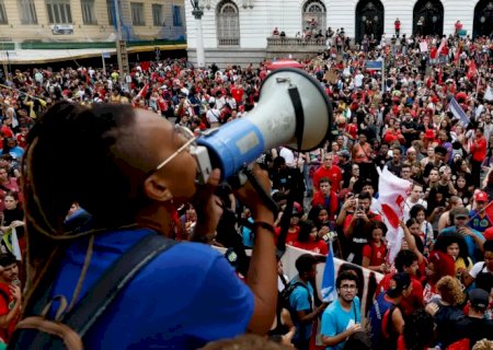 Estudantes fazem atos pelo país em apoio a Lula