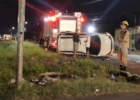 Carro capota na Avenida Ernesto Geisel e mobiliza resgate em Campo Grande