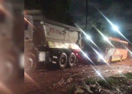 Ônibus atola em rua tomada pela lama e precisa ser guinchado na Vila Aimoré
