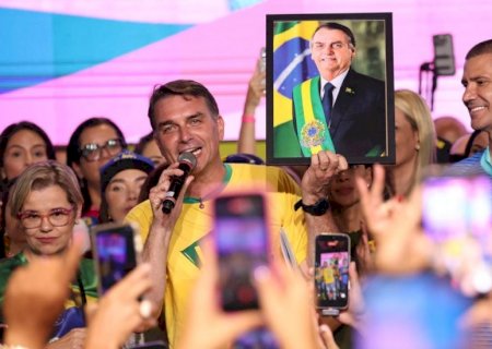 Flávio Bolsonaro participa de motociata e evento religioso no Rio