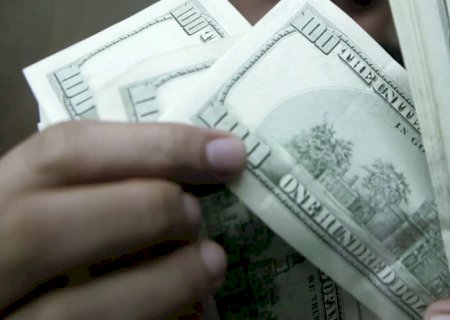 Dólar cai a R$ 4,98 e acumula perda de 4,44% na semana