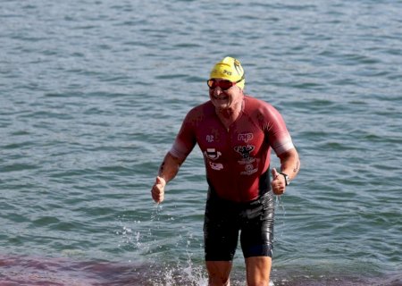 Brasileiro supera vício em drogas, aprende a nadar e garante vaga em Mundial de triatlo aos 61 anos