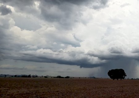 Itaporã: Céu escuro chama a atenção dos moradores; alerta de tempestade segue até a noite