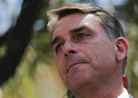Flávio fugiu com a família para os EUA e pedirá asilo político a Trump