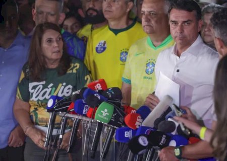 Moraes manda Flávio entregar passaporte e o proíbe de deixar o país