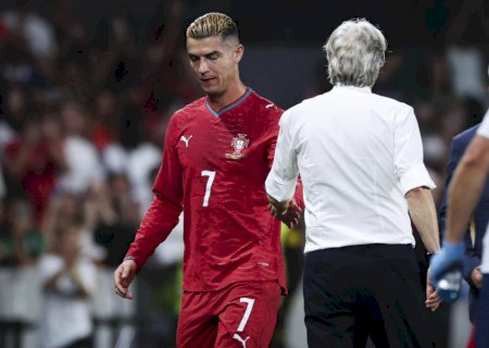 Fã de Cristiano Ronaldo, atacante da Dinamarca rejeita cumprimento e empurra Jorge Jesus